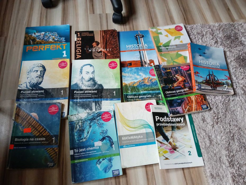 Sprzedam książki do 1 i 2 klasy technikum i liceum.