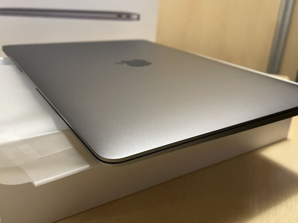 MacBook Air M1 13’ 256GB SSD, 8GB RAM, bateria 94%.