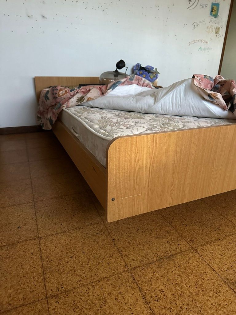 Cama com Colchão e Estrado + Mesinha de Cabeceira
