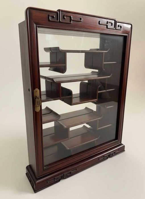 Vitrine expositora em madeira escura com porta de vidro