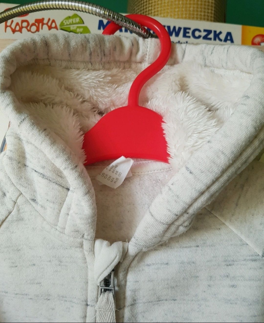 Bluza białoszara na zamek z kapturem - ocieplana futerko r. 68 h&m