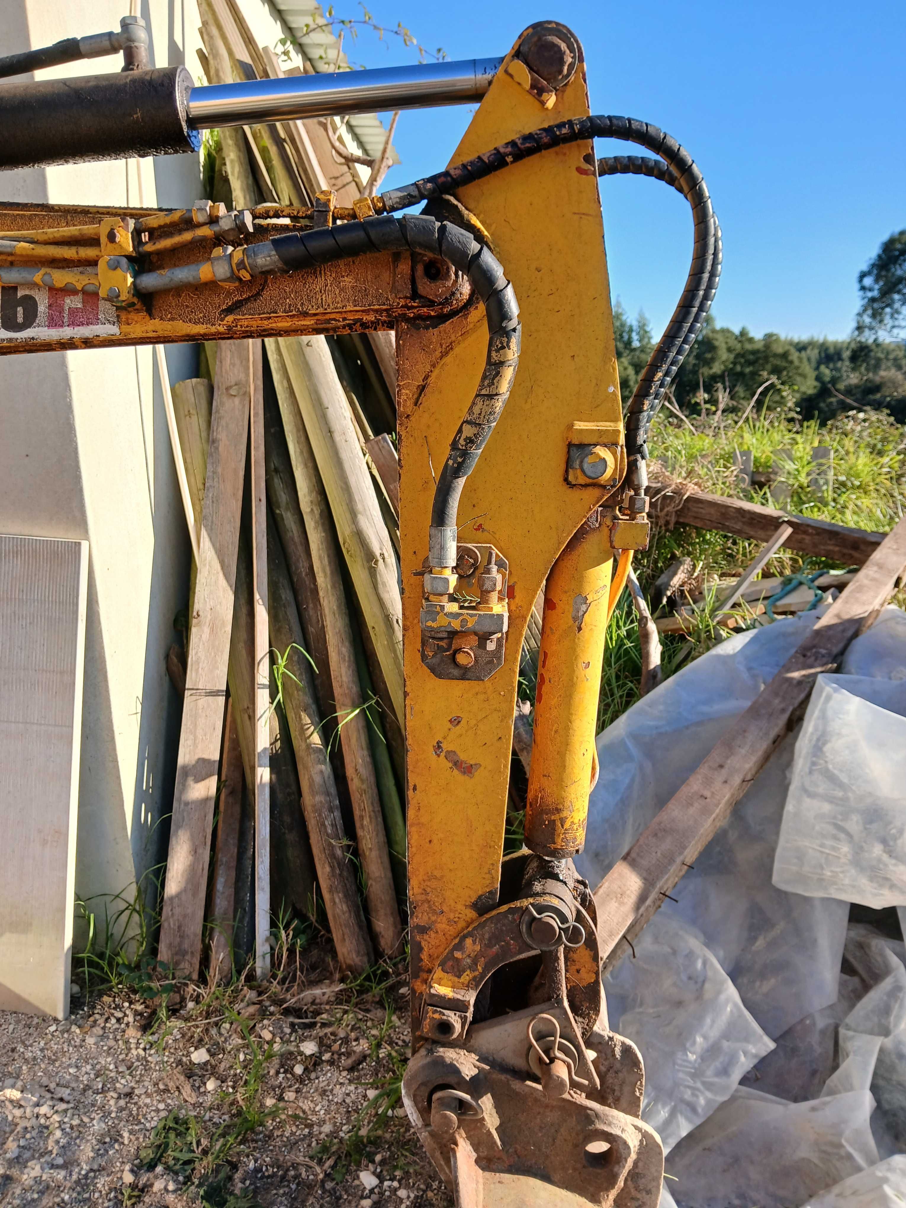 Mini-giratória Peljob/Mitsubishi 1.500kgs 2 baldes