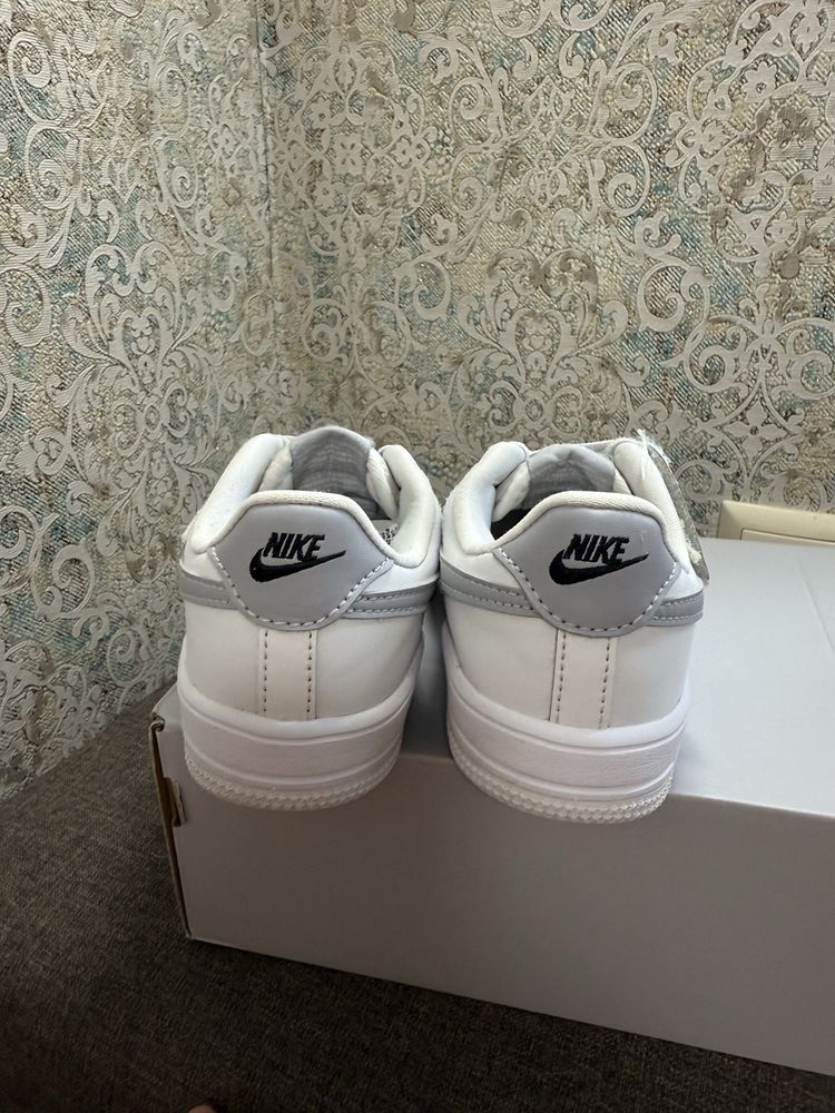 Оригінальні кросівки Nike (EU 28.5 / UK 11 / 17,5 см)