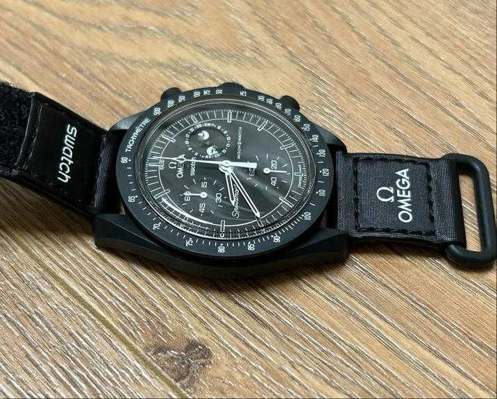Ekskluzywny SO33B700 Omega x Swatch Snoopy：Czarna Faza Księżyca