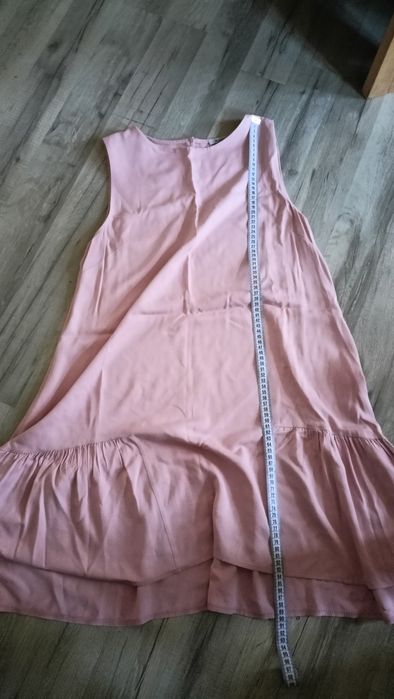 Różowa sukienka.
