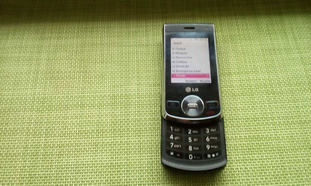 Sprzedam telefon komórkowy L G330 .