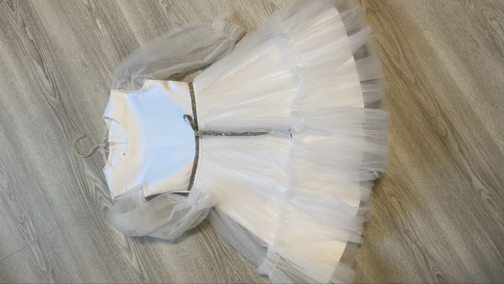 Білі сукні на дівчику 650-500