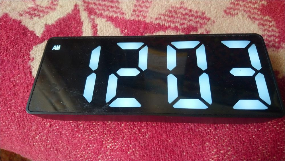 Ел, годинник з будильником та термометром