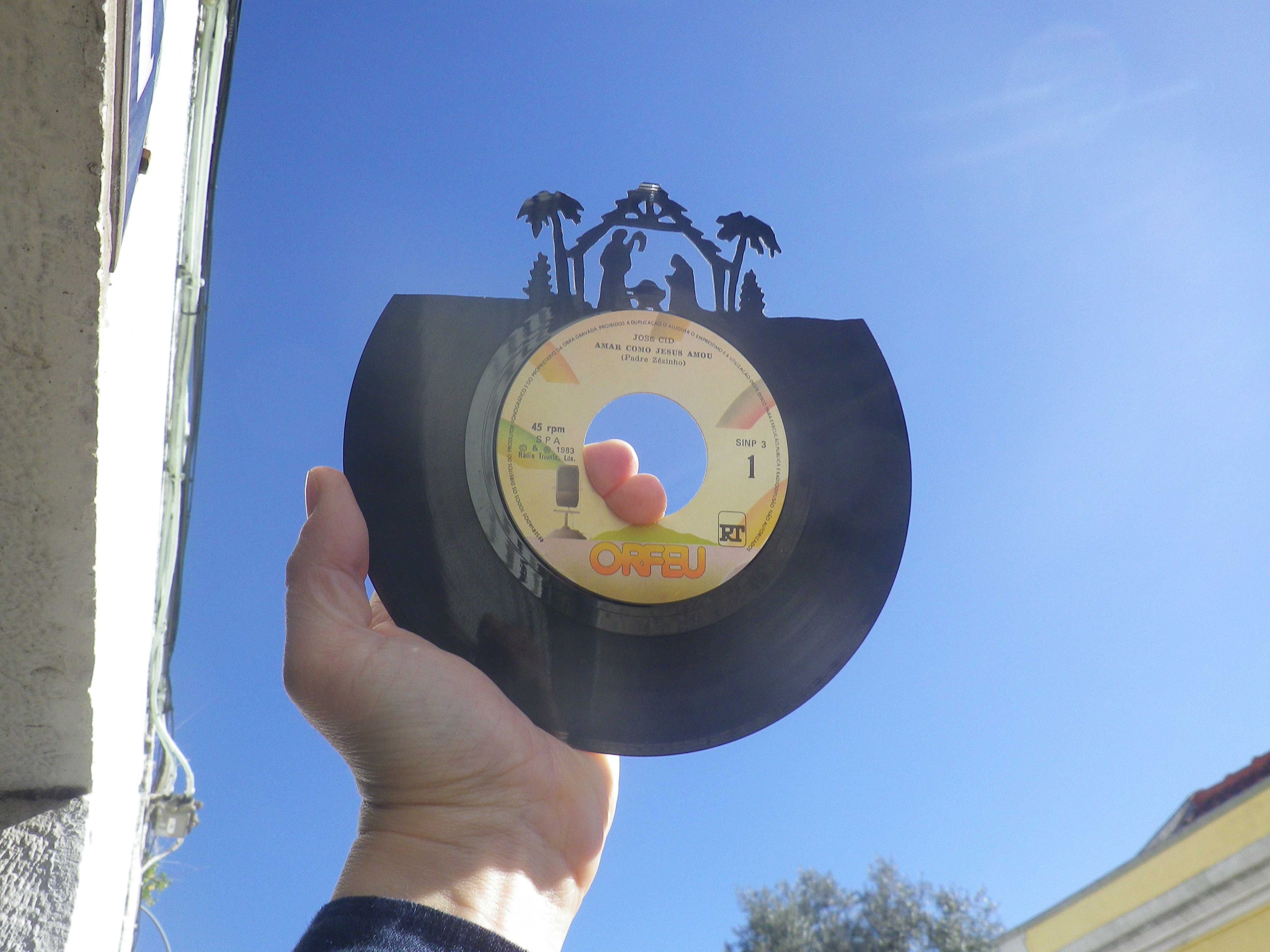 Silhueta decorativa presépio feita com um disco de vinil Single