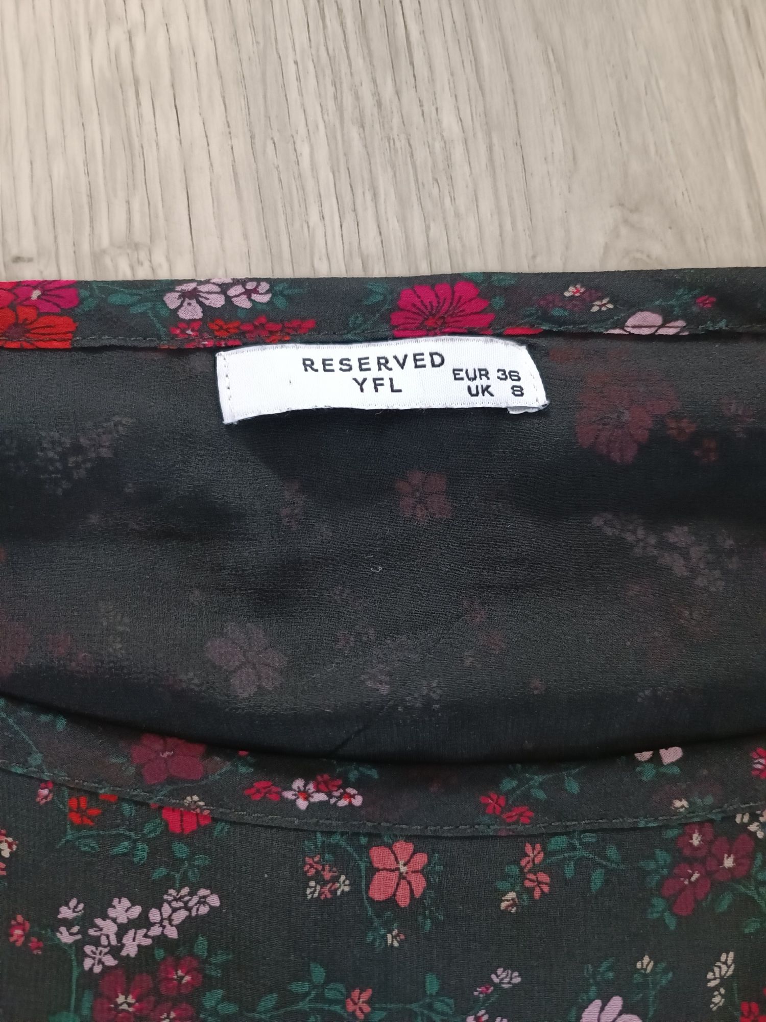 Czarna sukienka damska w kwiatuszki Reserved r.36