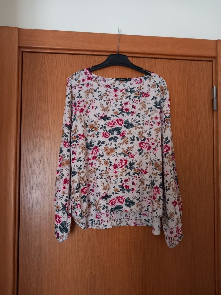 Blusa PTN store com padrão de flores rosas