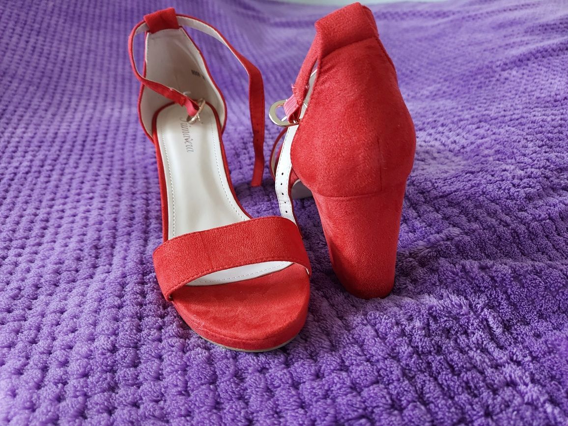 Czerwone buty na słupku 38 NOWE