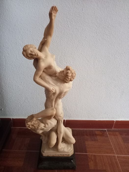 Estatueta marfinite 60cm altura tema rapto das sabinas