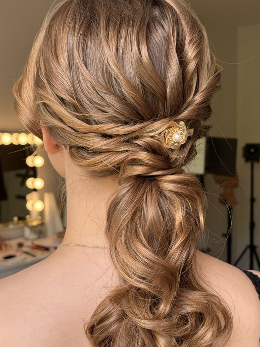 Czesanie / FRYZURA okolicznościowa. Makijaż  .Możliwy dojazd