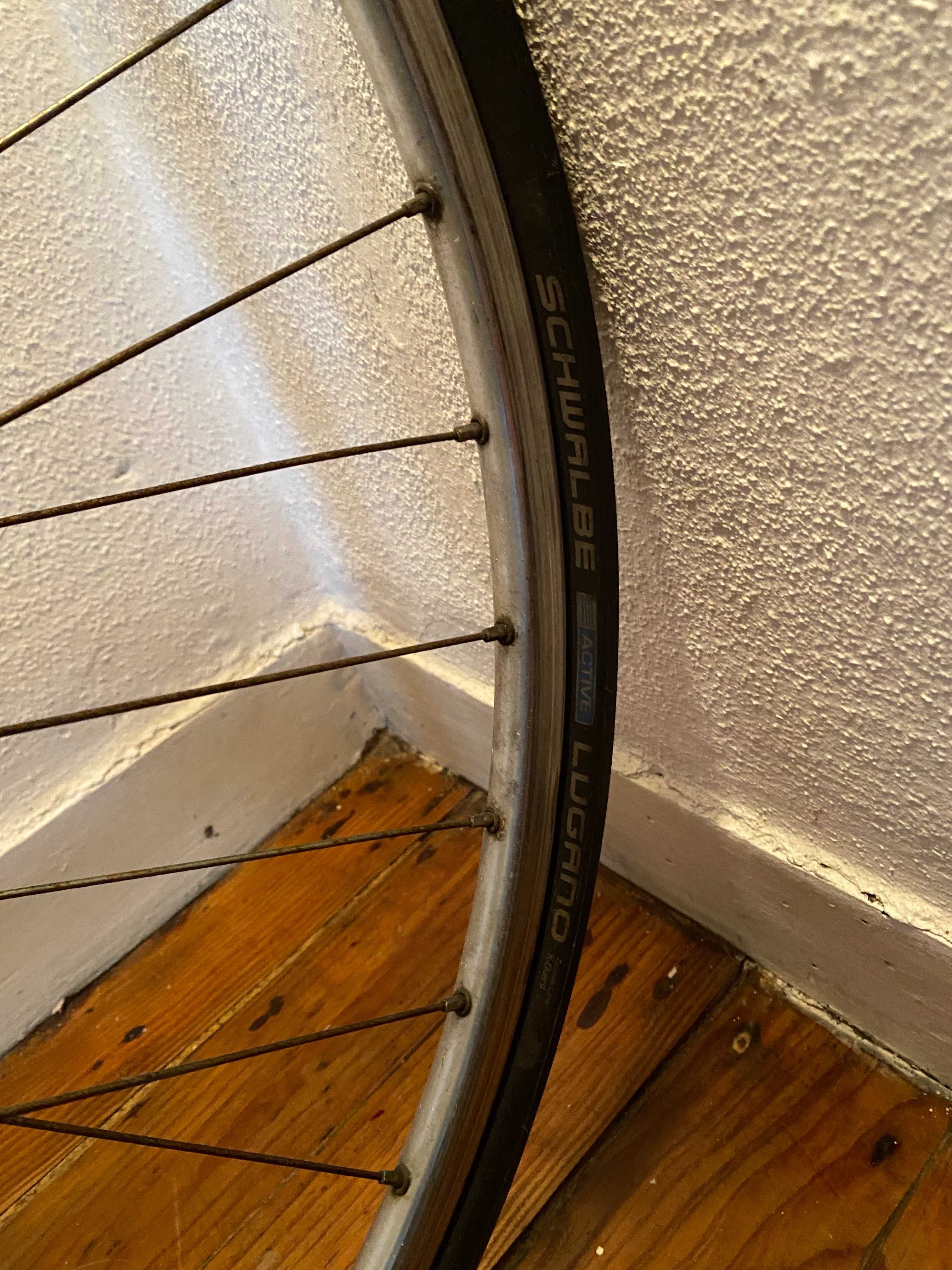 bicicleta corrida + bomba de ar de pé + cadeado Lock Force e capacete