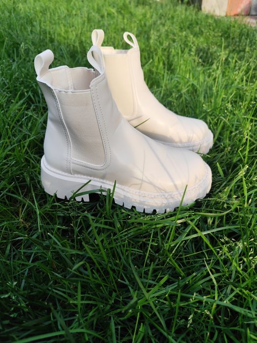 Продам взуття в ідеальному стані взули один раз.