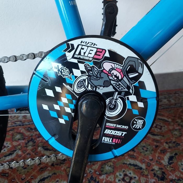 Bicicleta azul de marca B-Twin