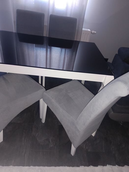 Stół glamour + cztery krzesła welurowe szare