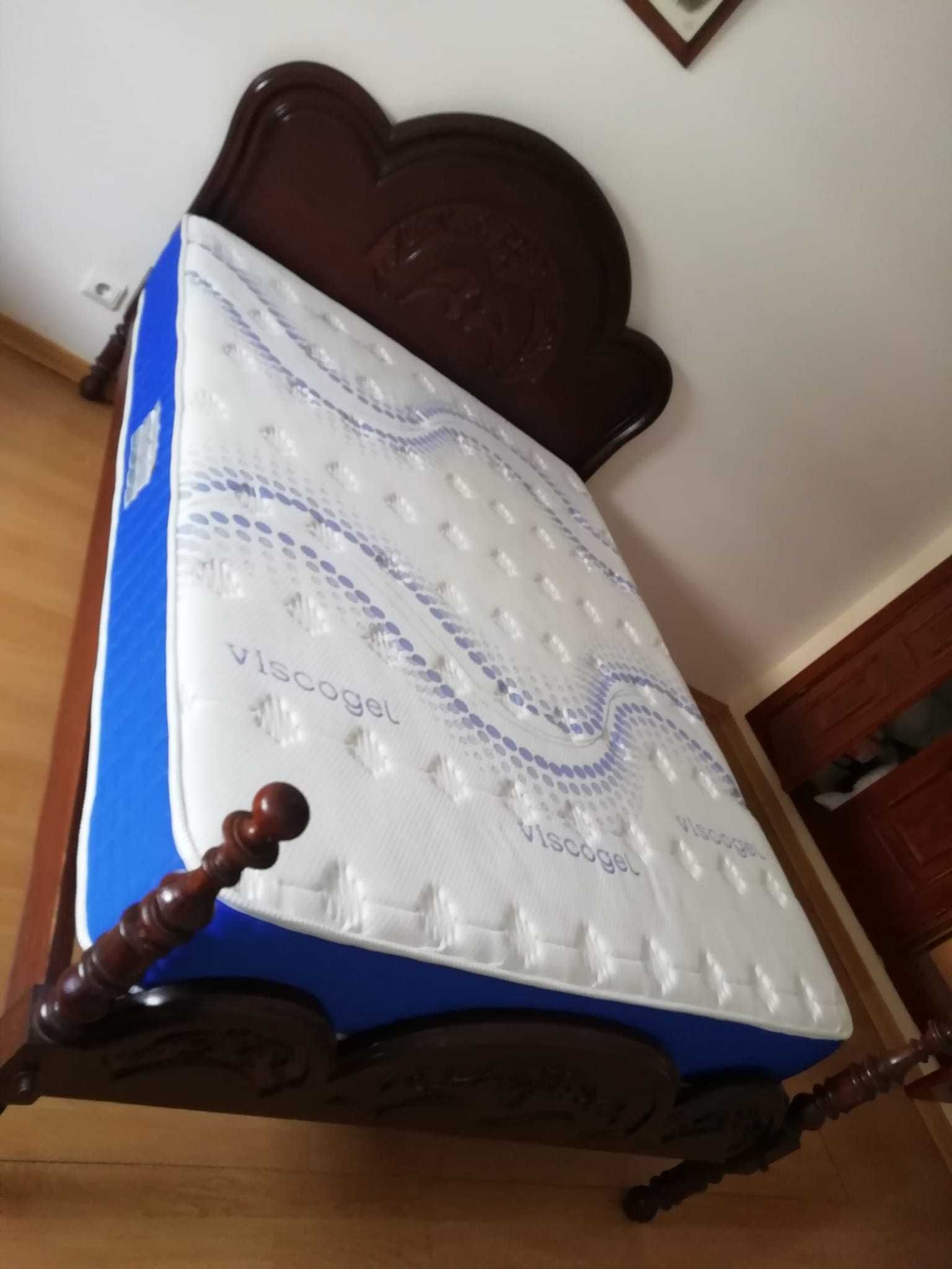 Quarto de casalo com estrado e colchão - Para Desocupar em Bom Estado