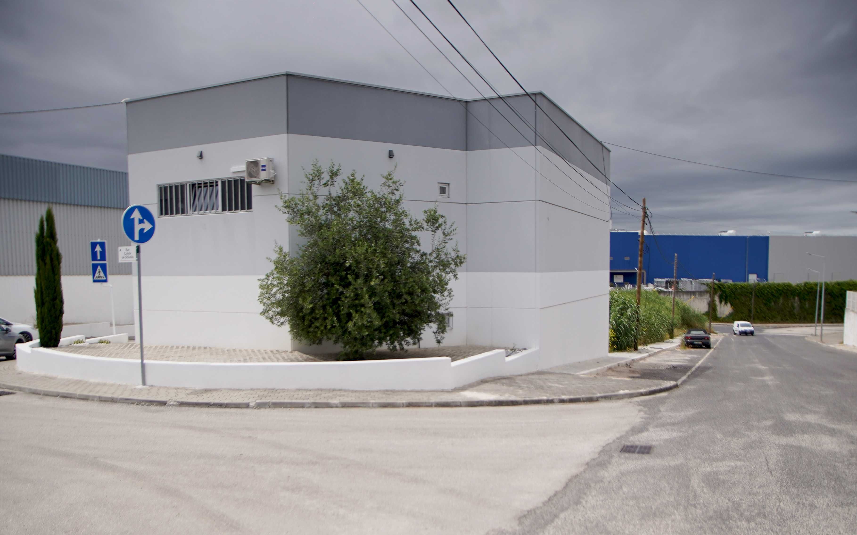 Armazém de construção recente com 277 m2 como novo