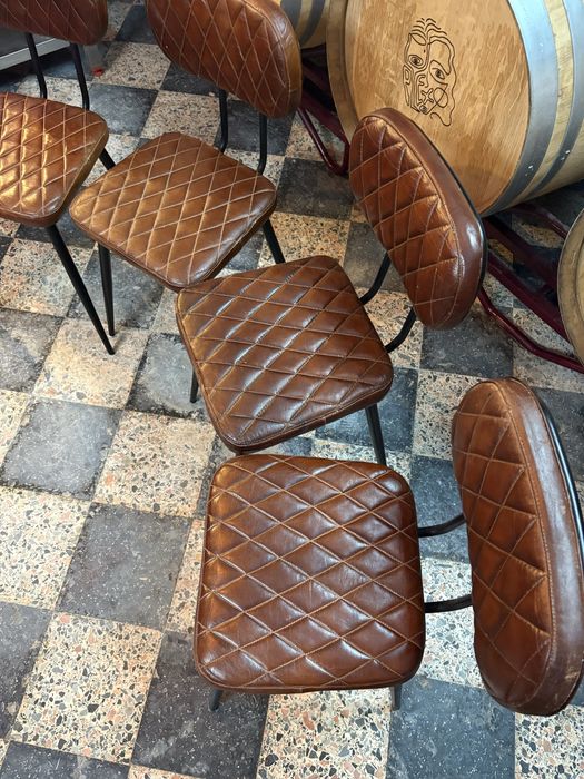 Cadeiras com estofos em couro (4pc)