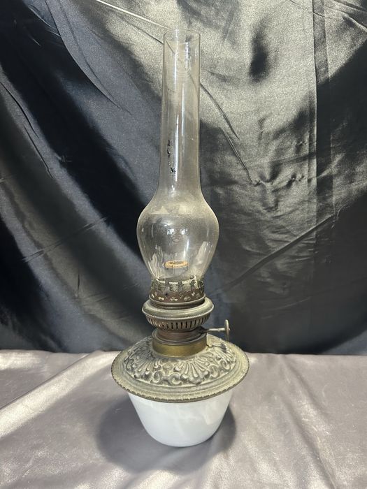 Lampa Naftowa z Białym Ceramicznym Zbiornikiem