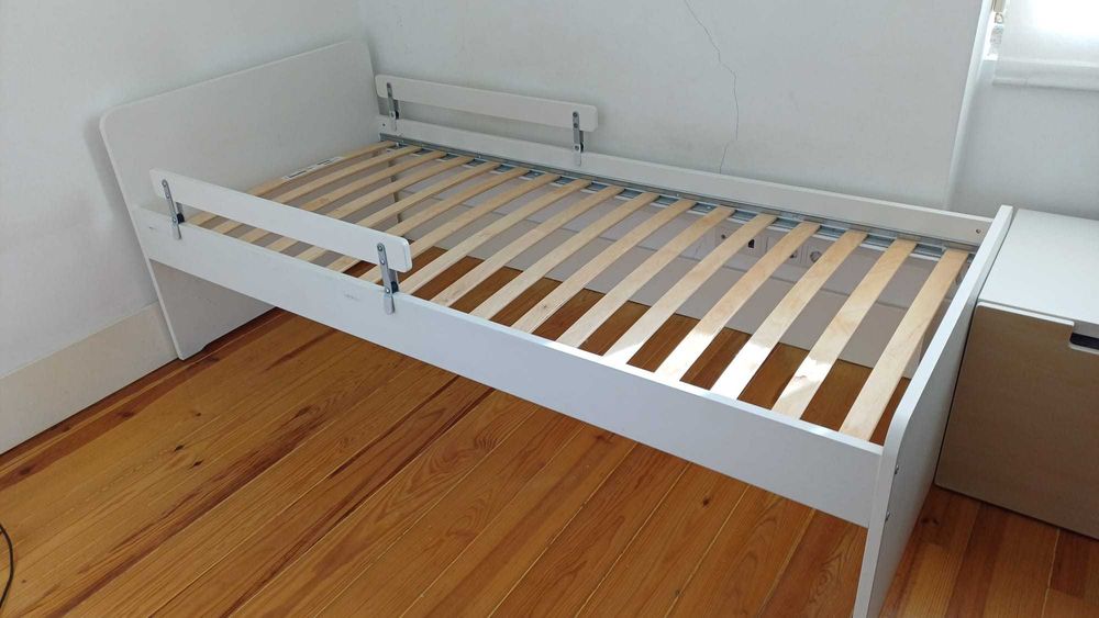 Estrutura de cama individual com estrado de ripas