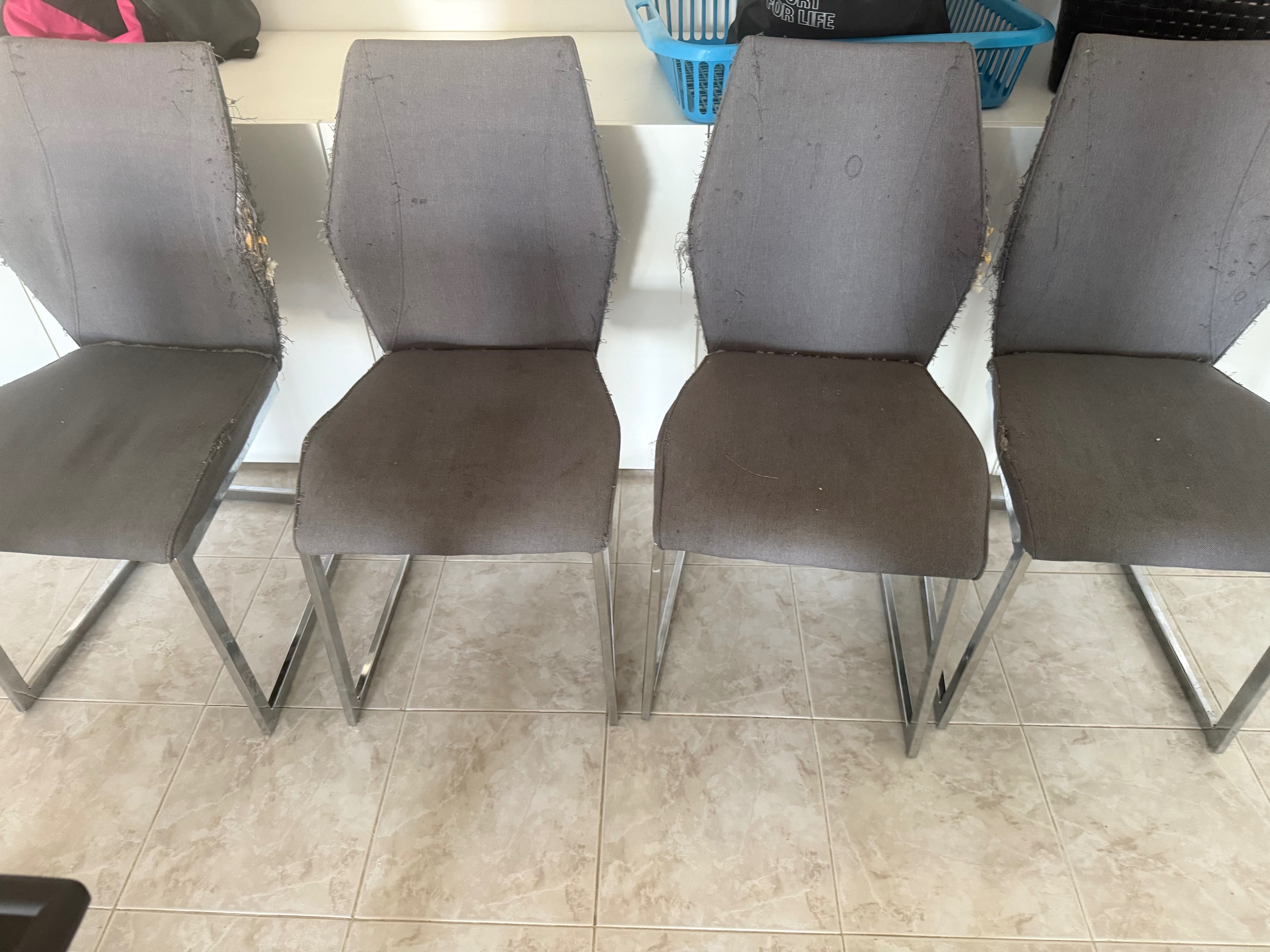 Vendo cadeiras de sala estão novas só precisa ser estofados