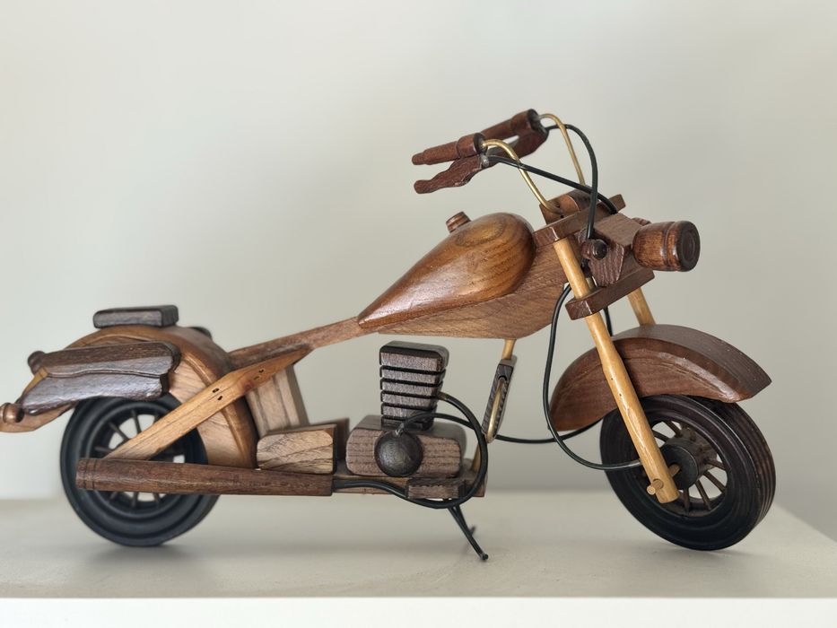 Mota decorativa em madeira artesanal