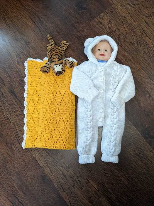 Вязаний дитячий комплект комбінезон та шкарпетки