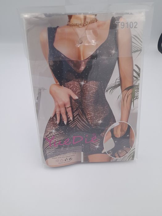 Czarna seksowna koszulka z kryształkami