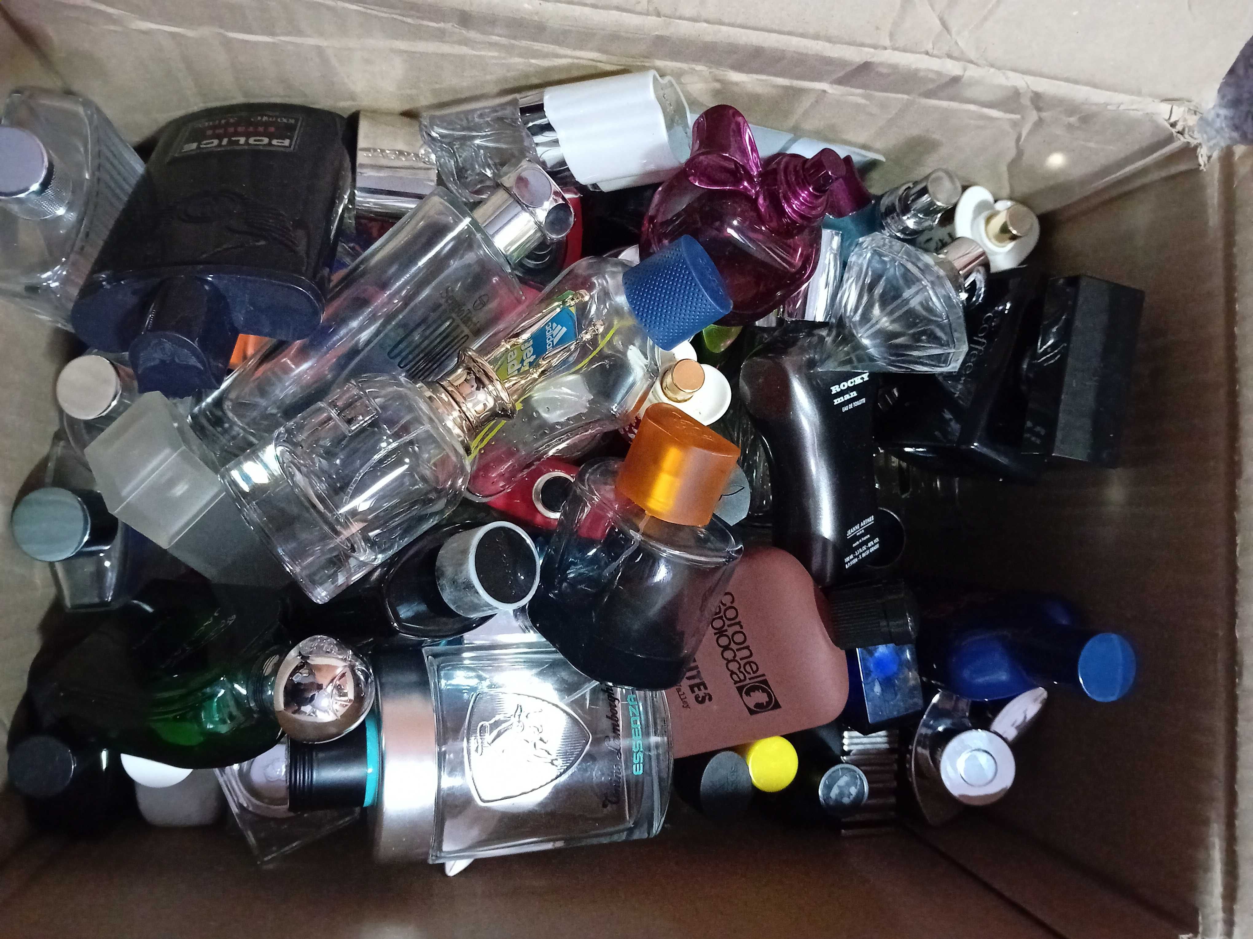 Frascos de perfumes vazios