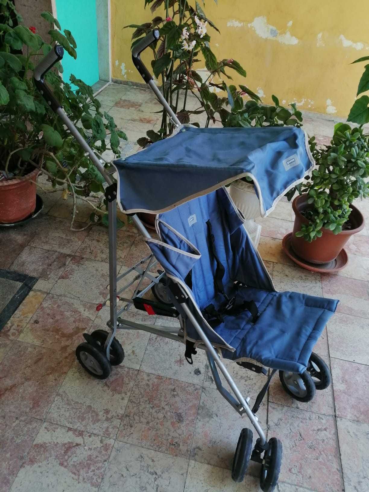 Carro de bebé com toldo.