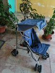 Carro de bebé com toldo.