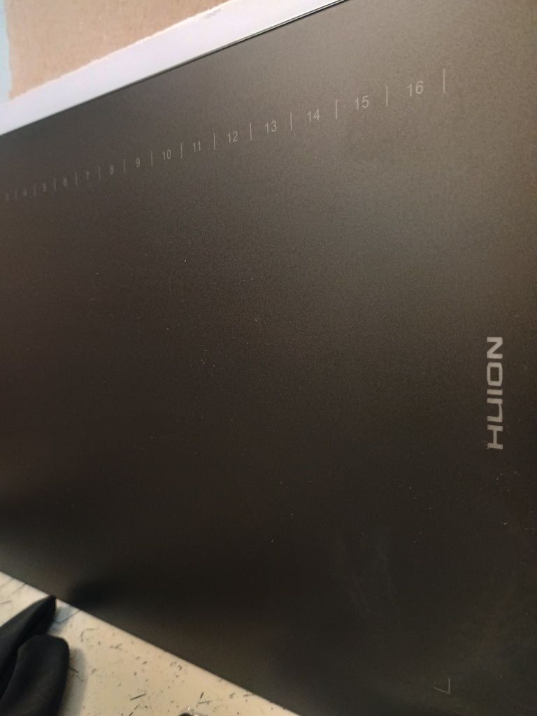 Графічний планшет Huion HS610 ні яких подряпин та інших дефектів немає
