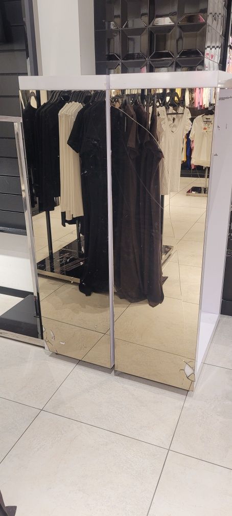 Meble do butiku. 2 szafki i 1 stojak.