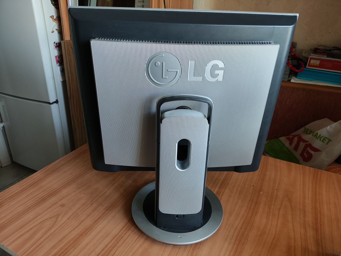 Монитор 19" LG1930B рабочее состояние