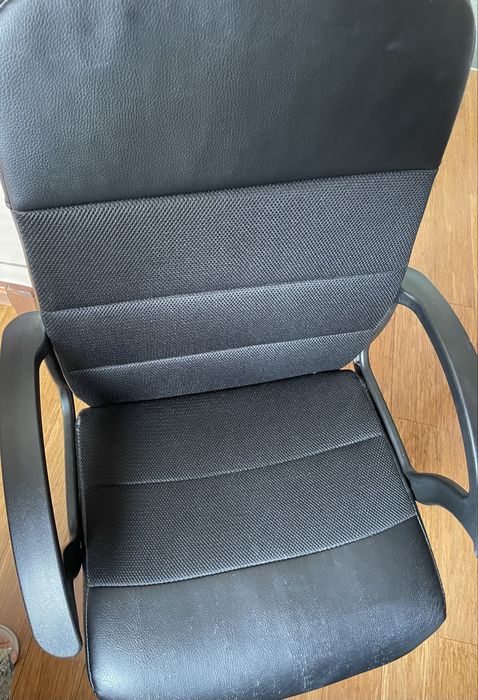 Krzesło biurowe, kółka, regulacja wysokosci, czarne