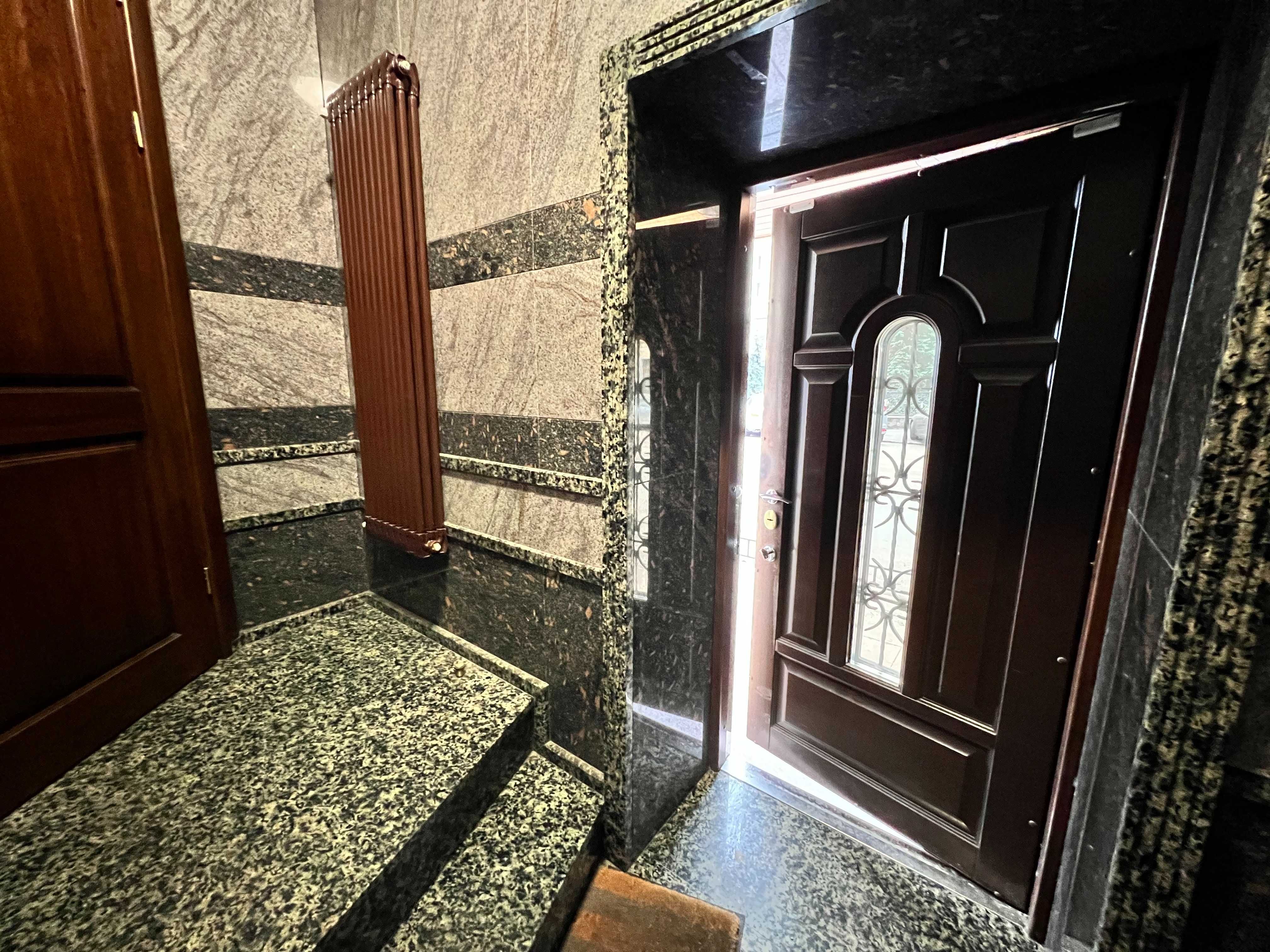 Продаж офісного приміщення, центр, фасад