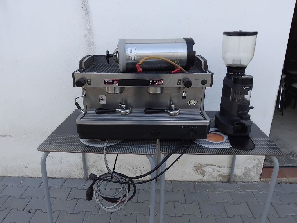 Máquina de Café FAEMA c/ Depurador e Moinho