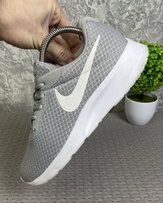 Nike Tanjun кроссовки 40 размер спортивные серые оригинал
