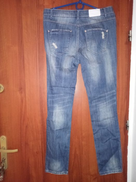 Nowe spodnie dżinsowe damskie z przetarciami.