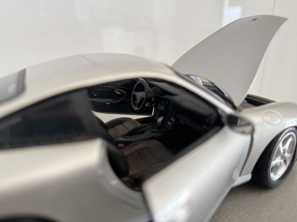 Porsche 911 Carrera 4S - Miniatura 1:18