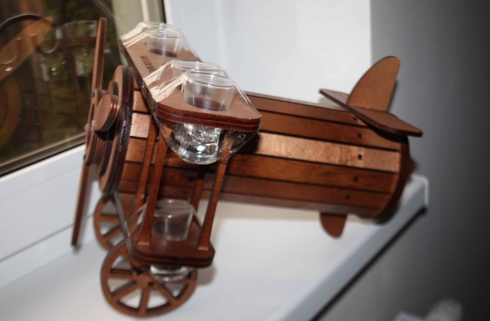 Подставка для вина "САМОЛЕТ" с набором рюмок.