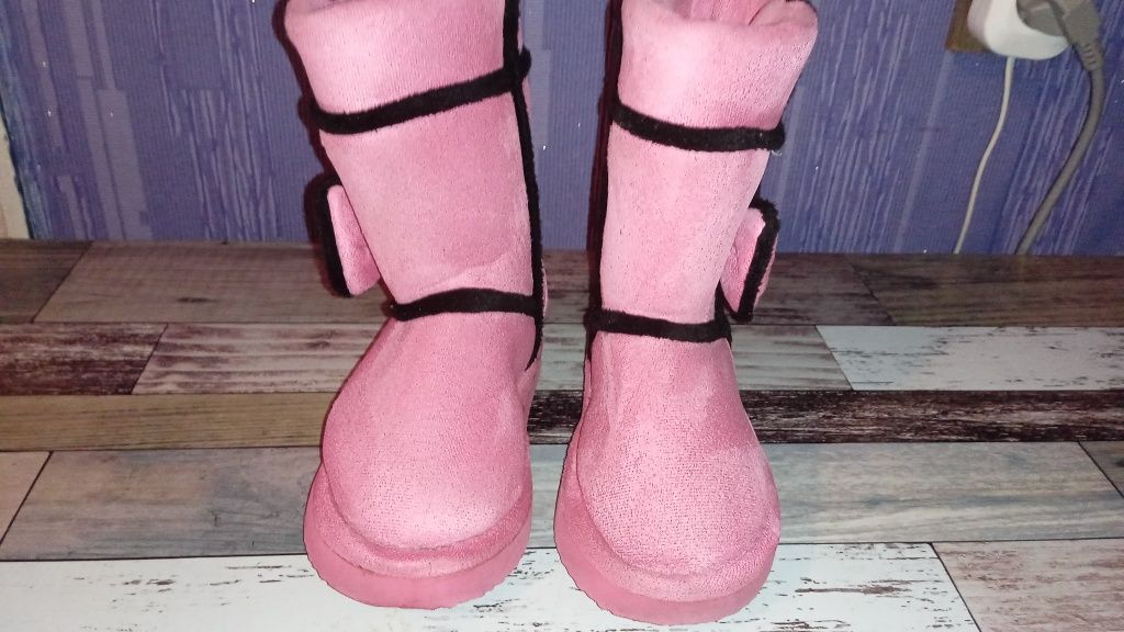 Взуття для дівчинки: зимові сапожки, чобітки, угги