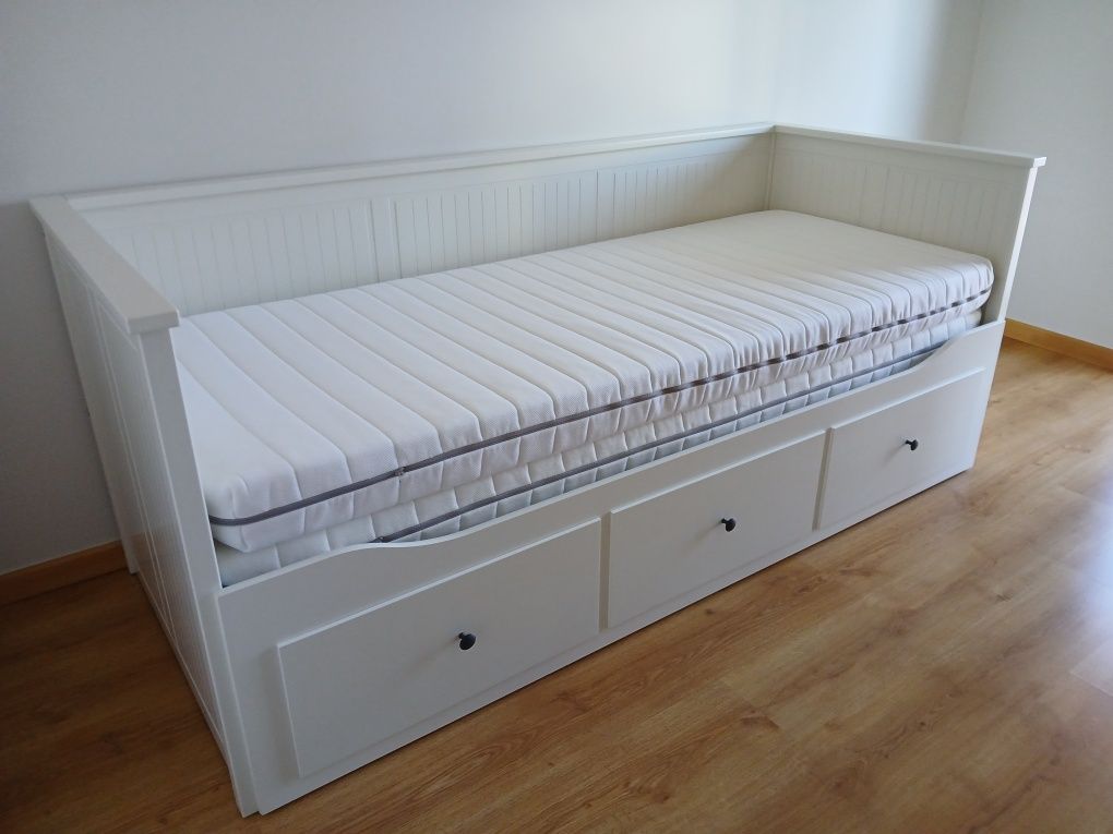 Cama individual/dupla branca com colchões
