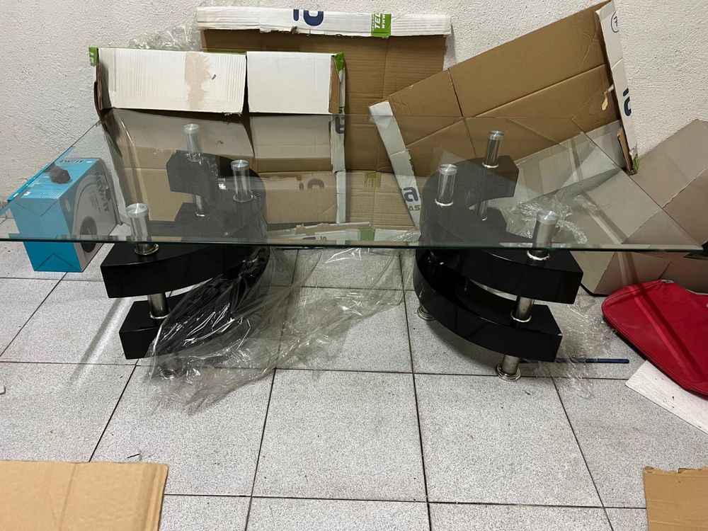 Mesa com bancos preta