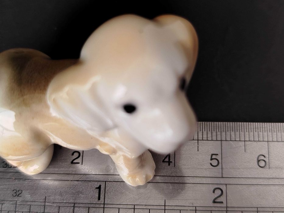 Porcelanowa figurka miniaturowa psa wyprodukowana w Japonii
