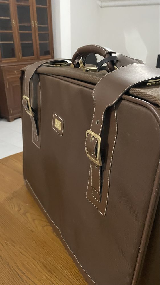 Mala antiga de viagem marca Jacto
