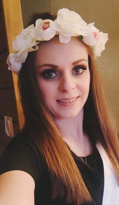 Wianek ze sztucznych kwiatów.